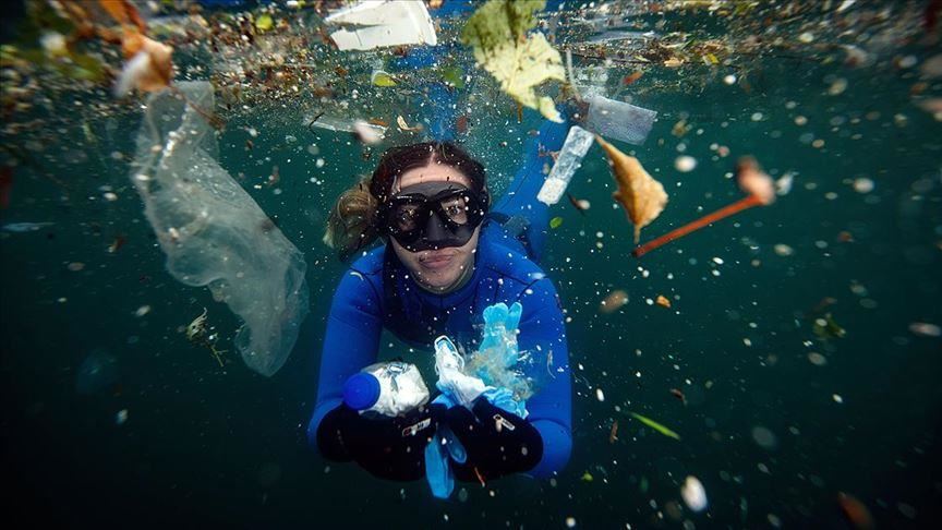La campionessa di apnea, Sahika Ercumen, pulisce lo stretto del Bosforo dalla plastica