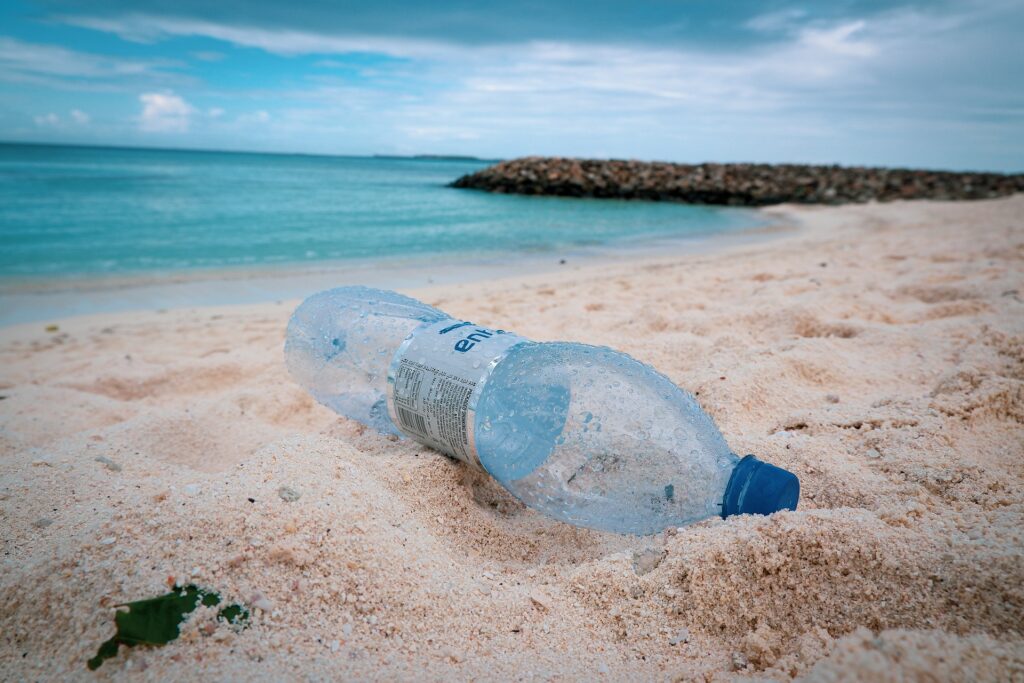 Le rotte pericolose delle isole di plastica negli oceani